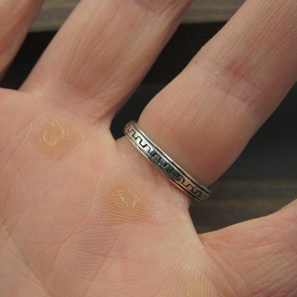 Size 7 Sterling Silver Southern Pattern Band Ring - Picture 3 of 7
